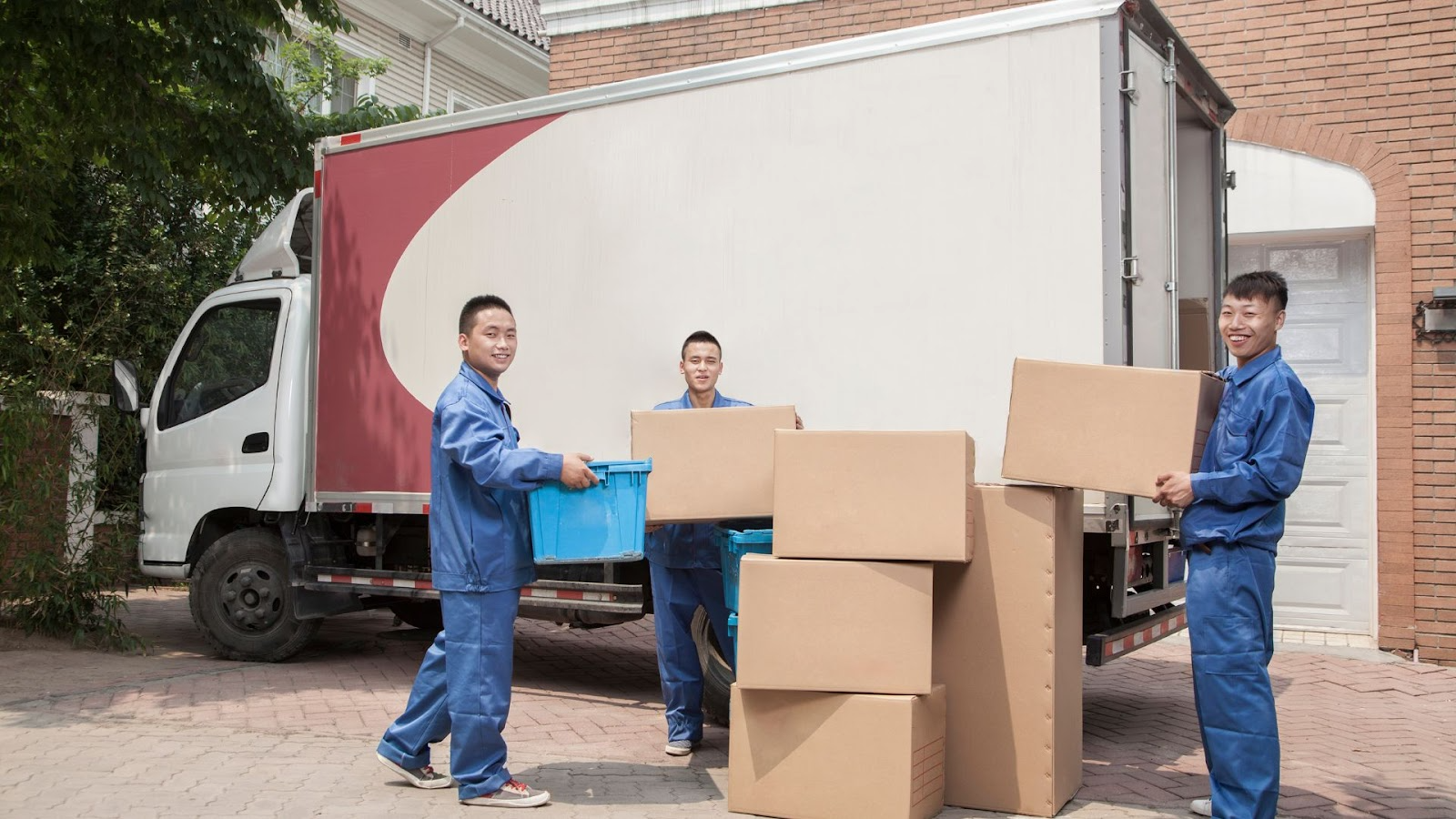 Rajdhani Movers packing fragile items carefully.jpg